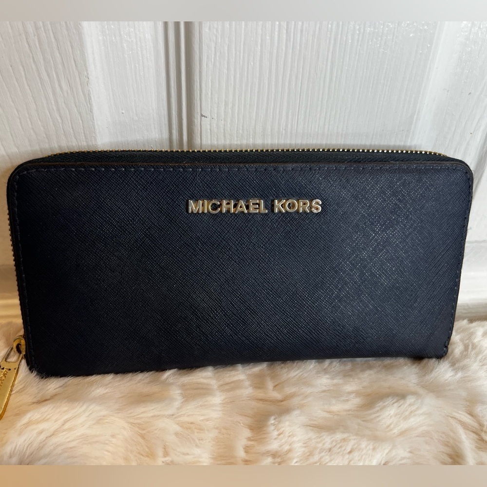 MICHAEL KORS SAFFIANO ZIP AROUND WALLET